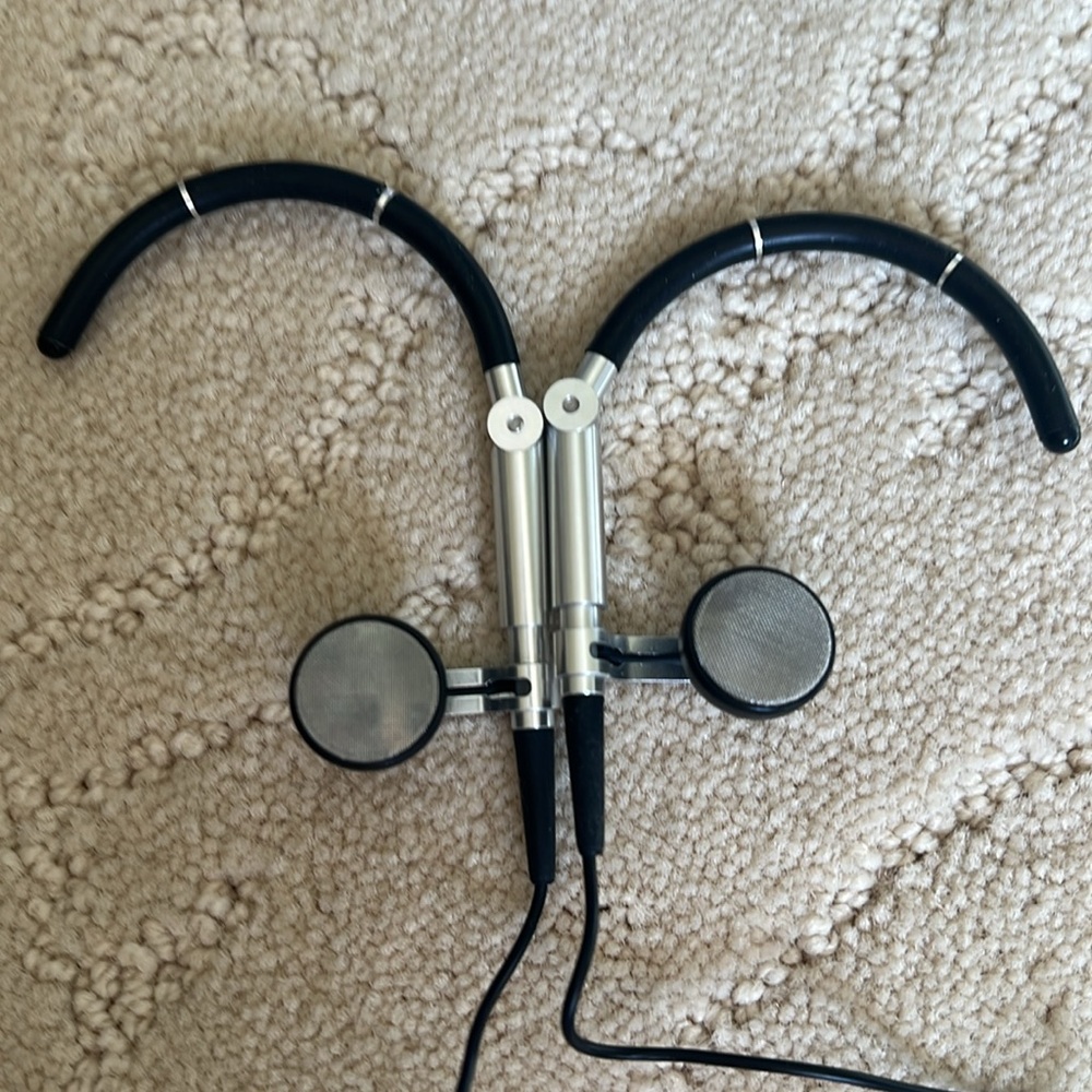 Bang & Olufsen A8 Wired Earphones Earbuds with original leather holder. - Picture 4 of 6